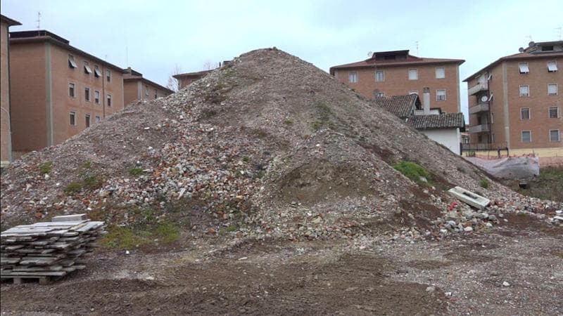 Nella foto, Città di Castello (Perugia): dopo avere demolito la media Dante Alighieri, l’impresa è scomparsa. comune di città di castello