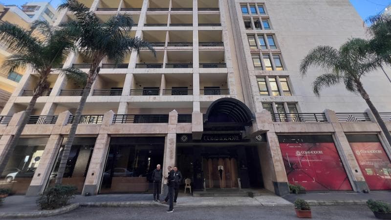 la facciata dell’hotel Commodore il giorno dopo la chiusura. FOTO  AP