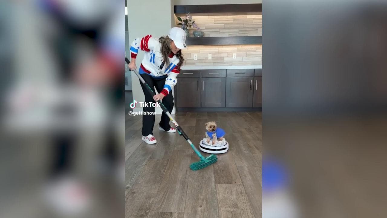 Spazzano come matti davanti a teiere e robottini tondi: è curling-mania tra cucina e salotto