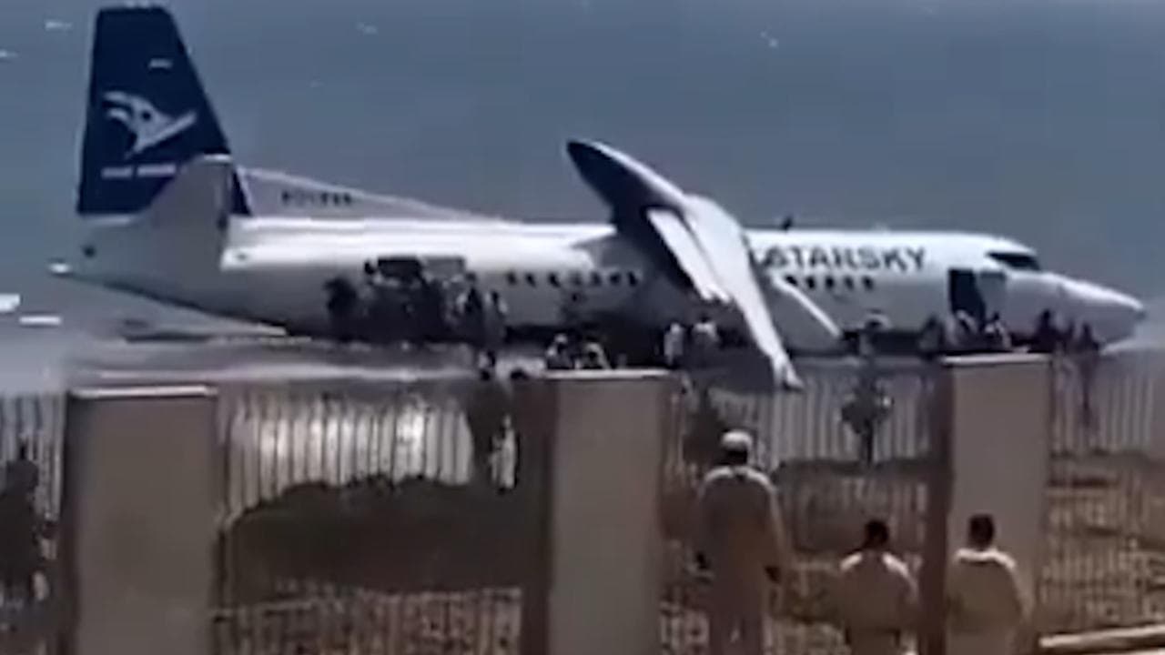 Somalia, aereo passeggeri precipita in mare a pochi metri dalla riva: il video dei soccorsi