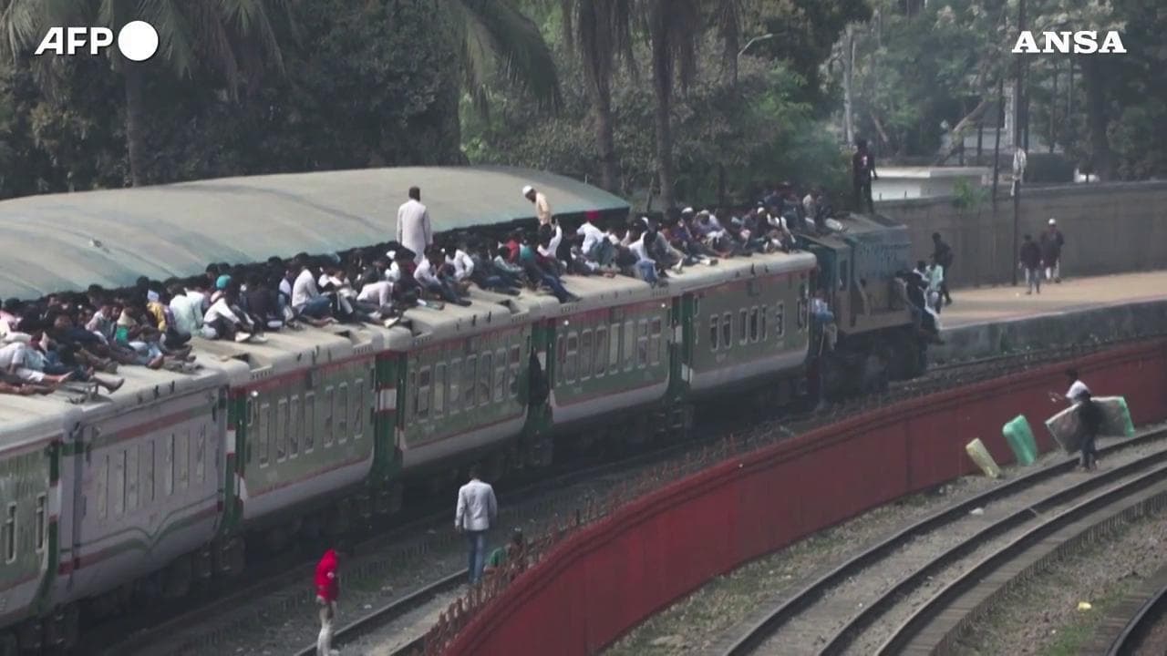 Bangladesh, maxi-esodo di elettori fuorisede: assalto ai treni per tornare a casa e votare