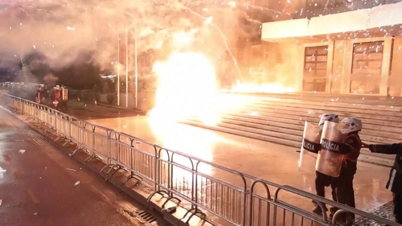 Albania, violenti scontri a Tirana fra manifestanti e polizia: bombe molotov contro gli agenti