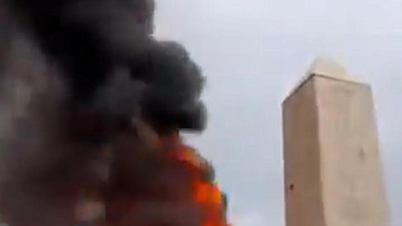 Teheran, "morte a Usa e Israele": manifestanti danno fuoco a una statua del dio Baal