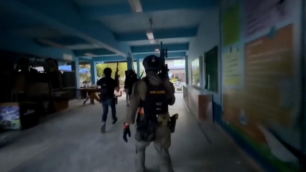 Thailandia, uomo spara in un scuola: il blitz della polizia libera gli studenti e lo arresta