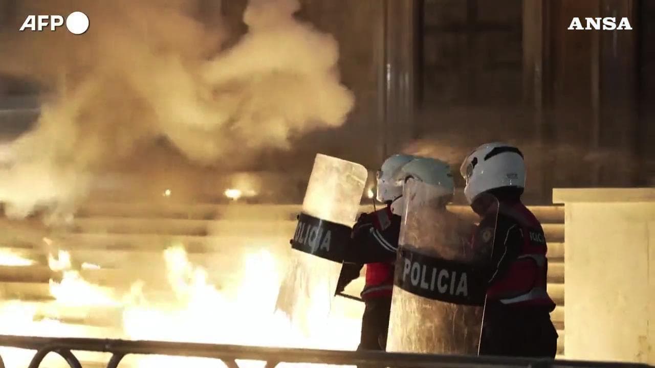 Albania, violenta protesta ieri a Tirana: bersagliata la sede del governo