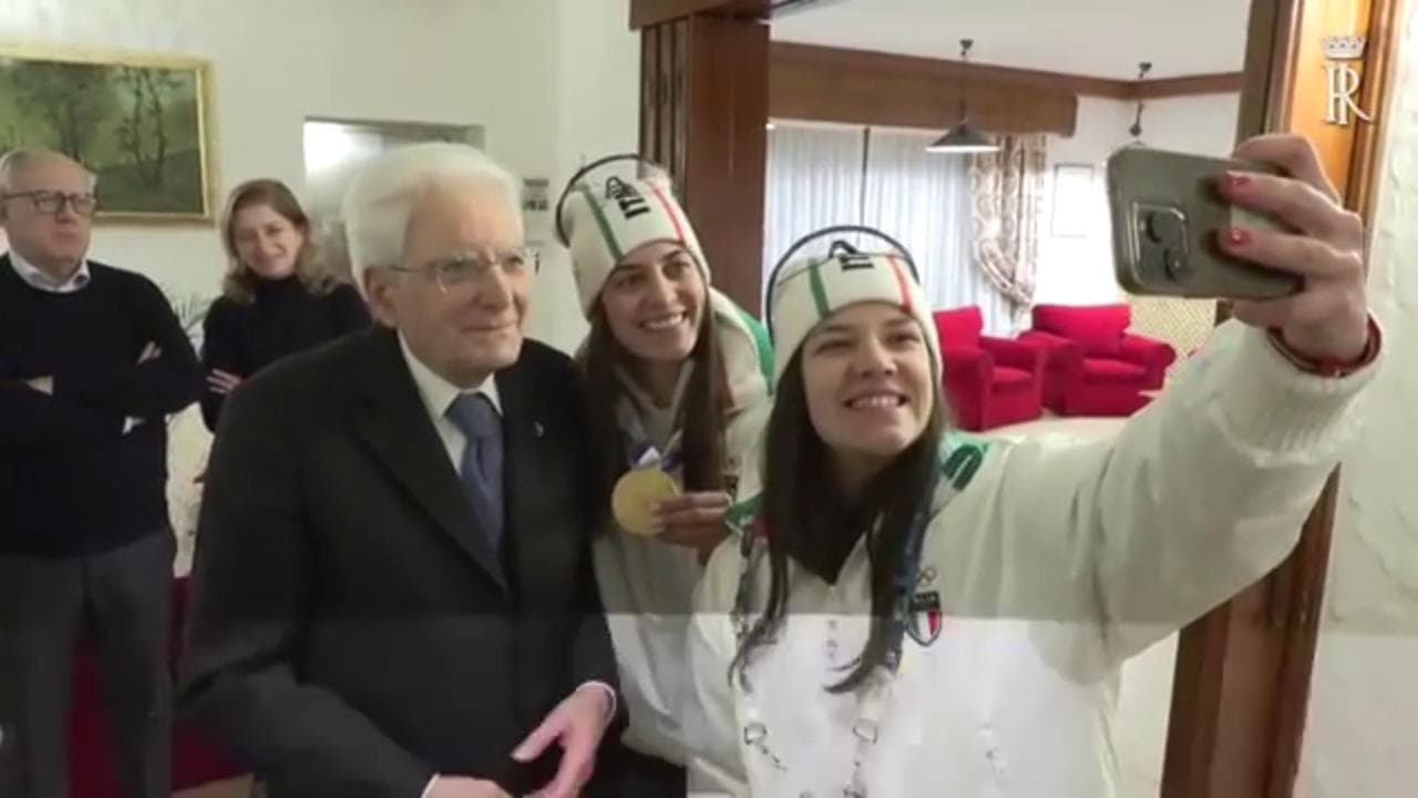Mattarella con le medaglie d'oro di slittino, Voetter e Oberhofer: "Siete state favolose"