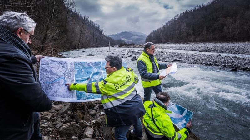 Da sinistra, Lorenzo Catellani, presidente del Consorzio bonifica Emilia centrale; Ada Francesconi, la direttrice; Pietro Torri, responsabile del progetto; e (seduto sul greto) il geologo Alessandro Fontanesi (Luigi Narici/Agf)
