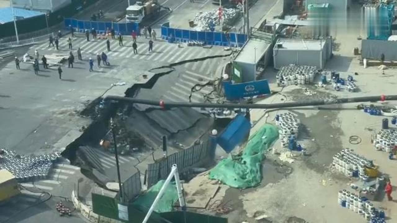 Shanghai, enorme voragine si apre durante i lavori della metropolitana: il momento del crollo