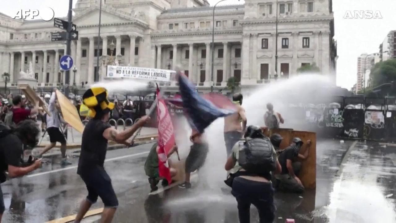 Argentina, proteste contro la riforma del lavoro a Buenos Aires: scontri davanti al Parlamento