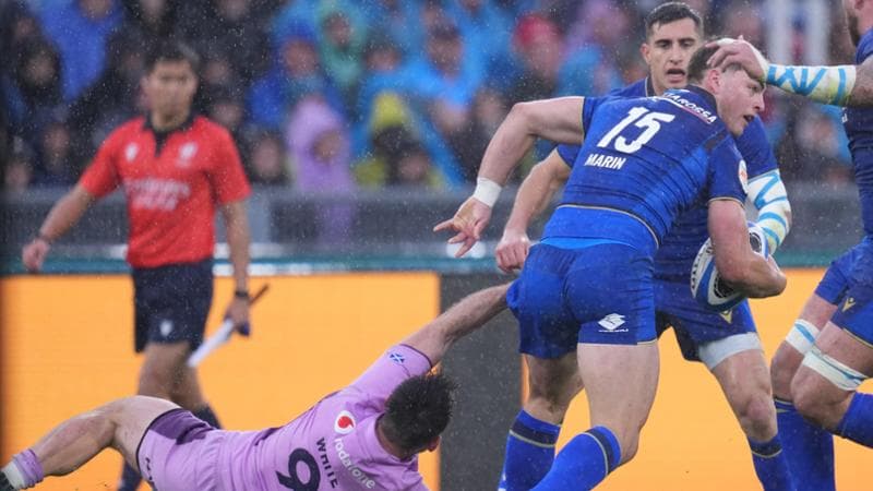Leonardo Marin in azione contro la Scozia