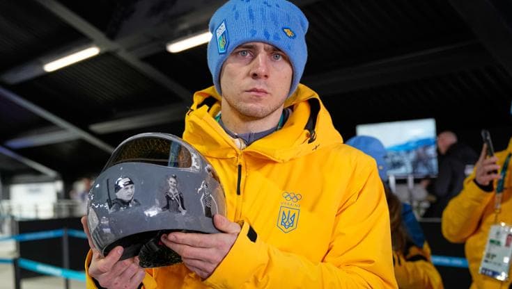 Il campione Vladyslav Heraskevych con il casco che gli è costato la squalifica
