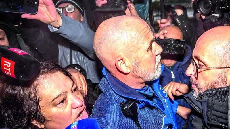 Svizzera, le famiglie delle vittime aggrediscono i Moretti: “Assassini, la pagherete”