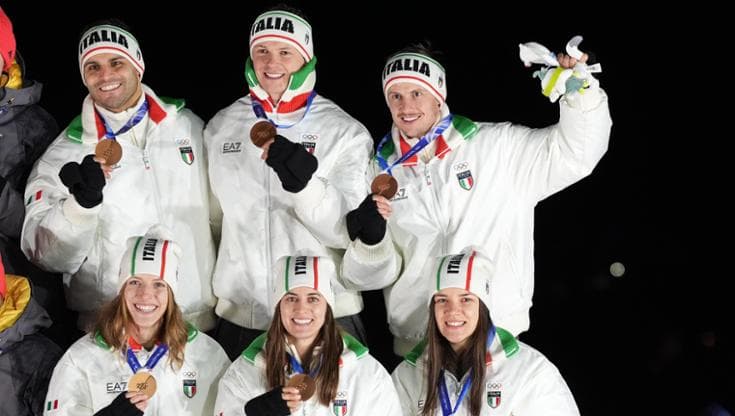La staffetta mista di slittino festeggia il bronzo