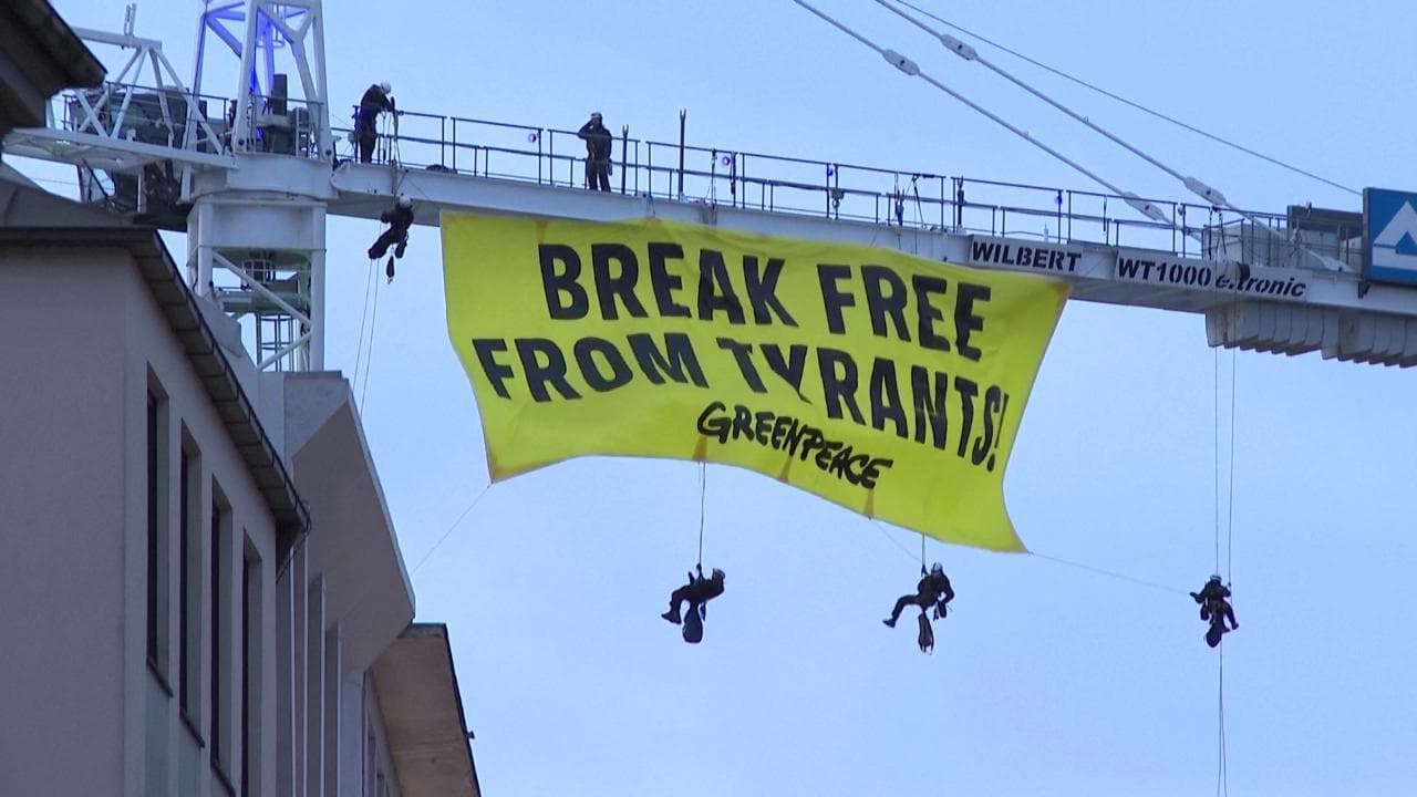Greenpeace si appende a una gru a Monaco: "Liberiamoci dai tiranni"