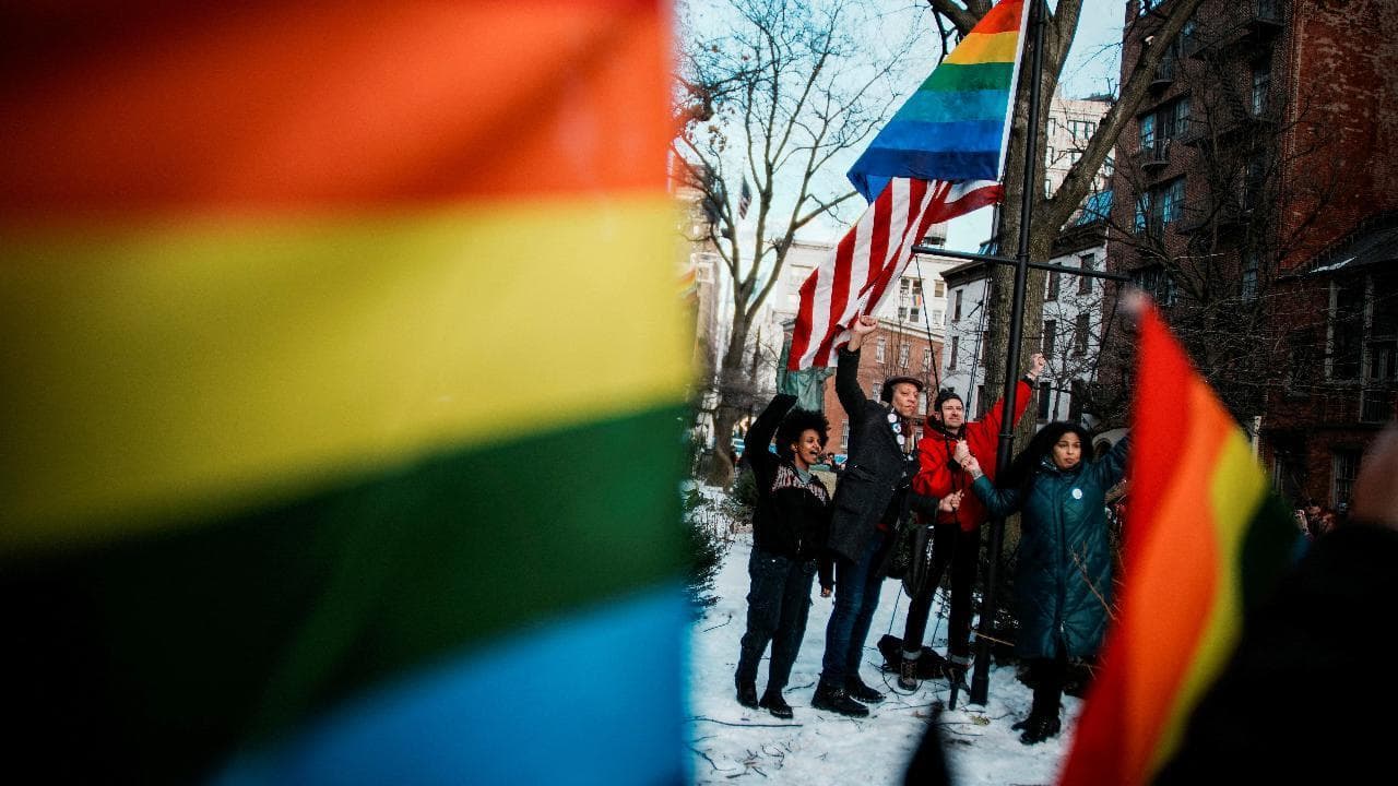 New York, la bandiera del Pride torna a sventolare: la sfida dopo la rimozione voluta da Trump