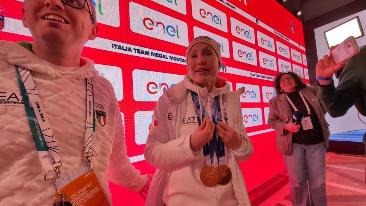 Olimpiadi, Lollobrigida assiste all'argento di Fontana: l'esultanza della campionessa
