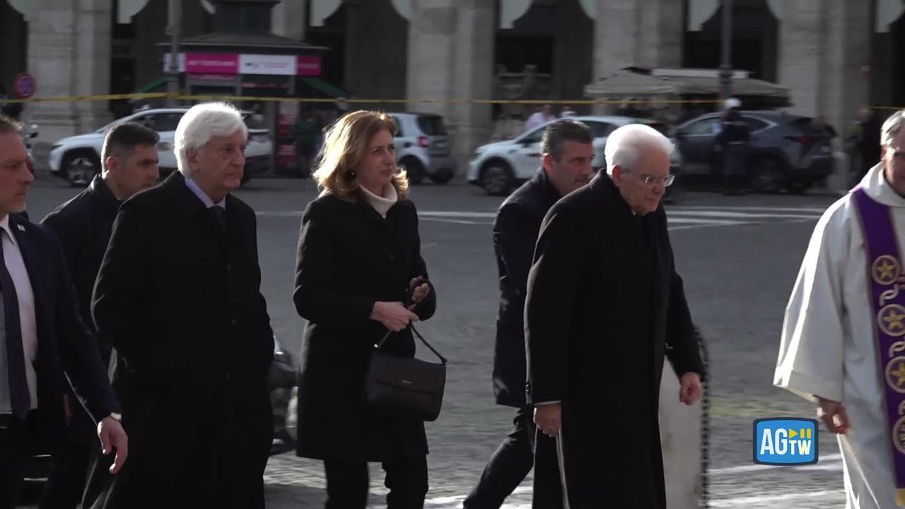 Funerali Zichichi, presenti Mattarella e i ministri Giuli e Bernini: l'arrivo del feretro