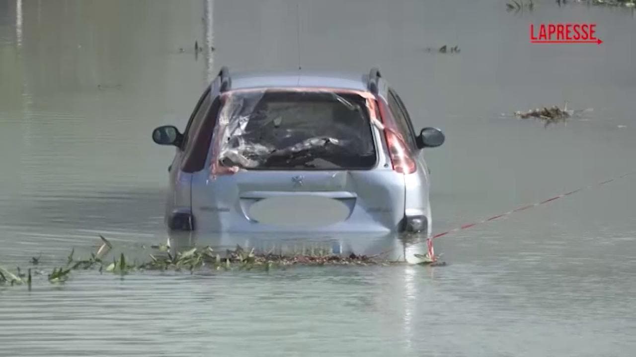 Emergenza maltempo nel Cosentino, una macchina bloccata nell'acqua alta, allagato il lungomare