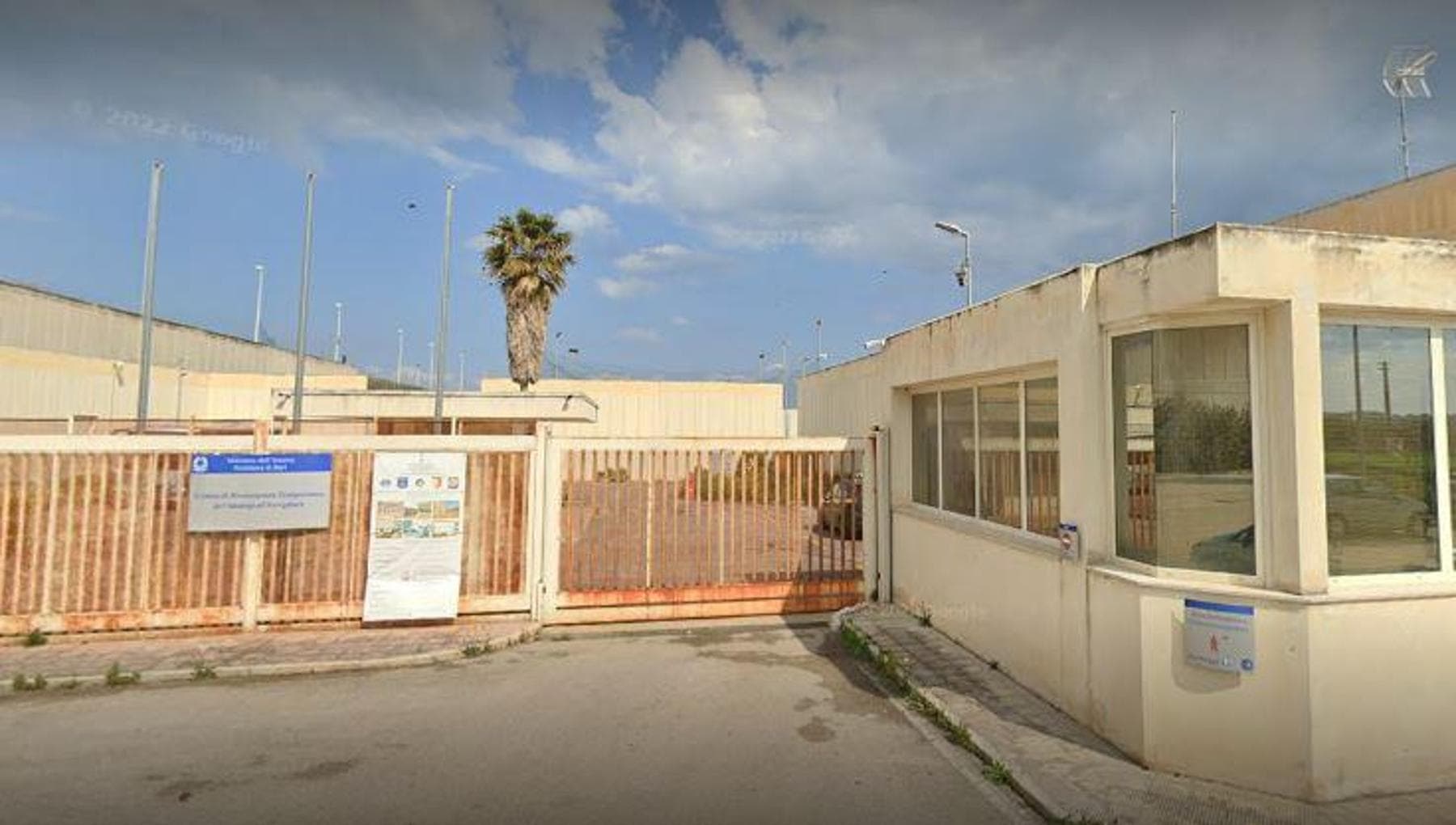 Morte sospetta al cpr di Bari, la moglie: “Non era malato”. Accertamenti in corso