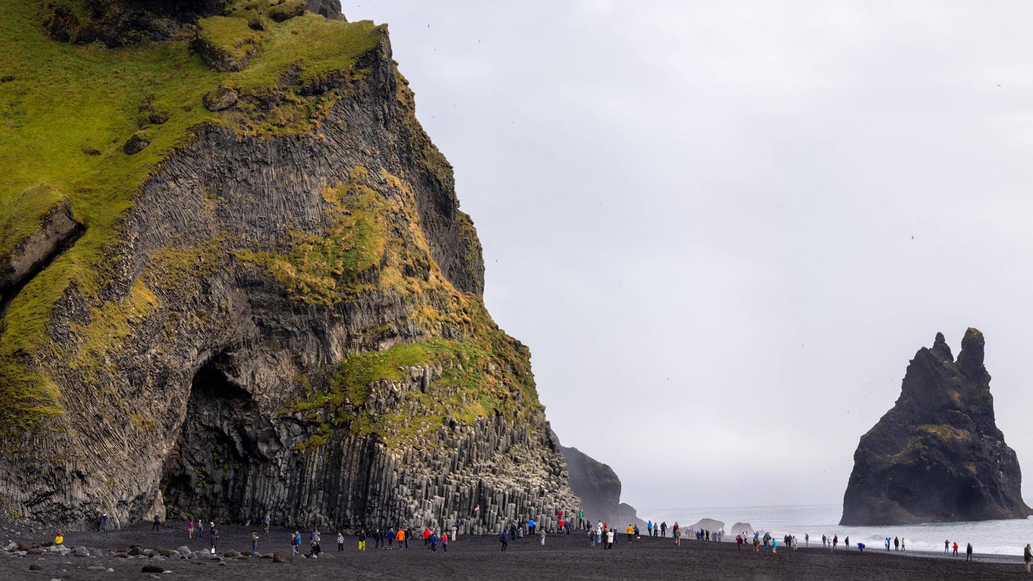 Islanda, mareggiata cancella la spiaggia nera di Reynisfjara. Su Instagram era la Braies del nord