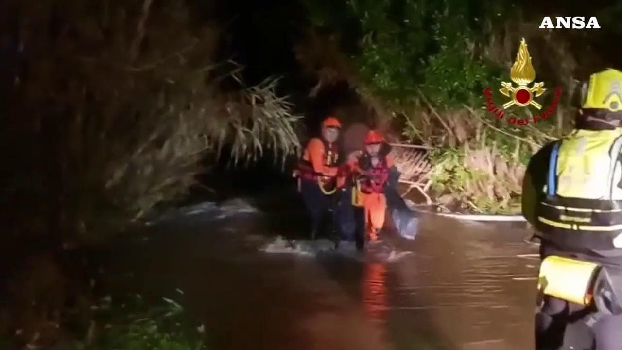 Maltempo in Sardegna, i Vigili del fuoco salvano una persona nel fiume a Ittiri