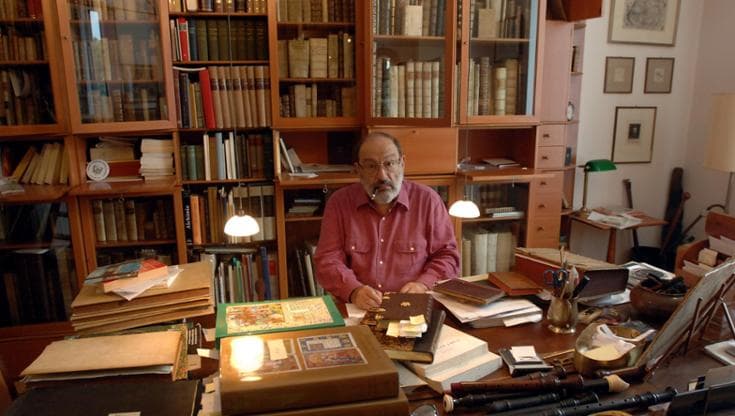 Umberto Eco (1932-2016) nel suo studio
