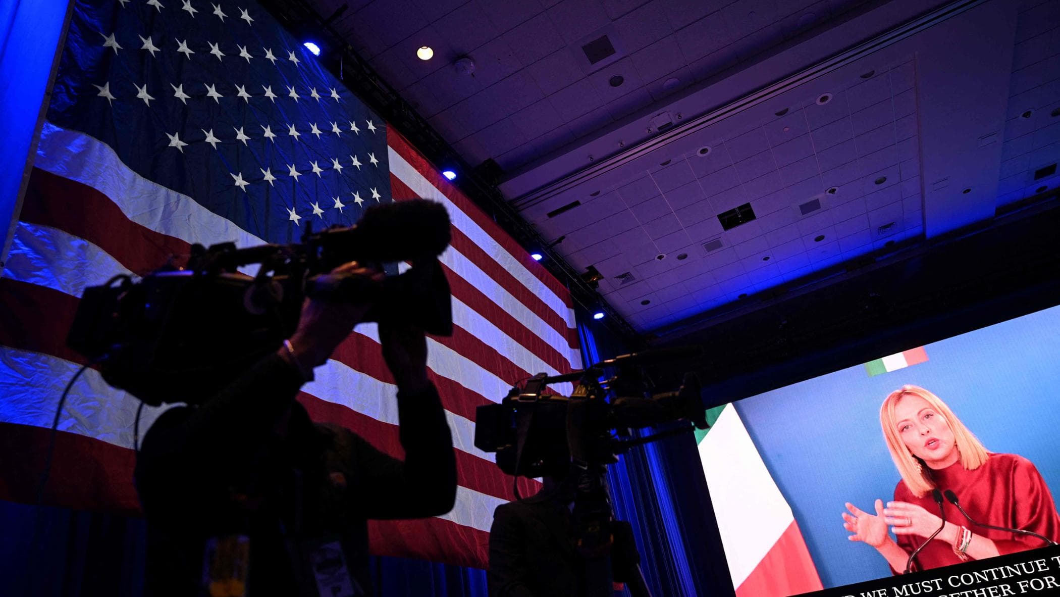Nel mondo di Maga Melò. Se la fascinazione per Trump inguaia la premier-patriota