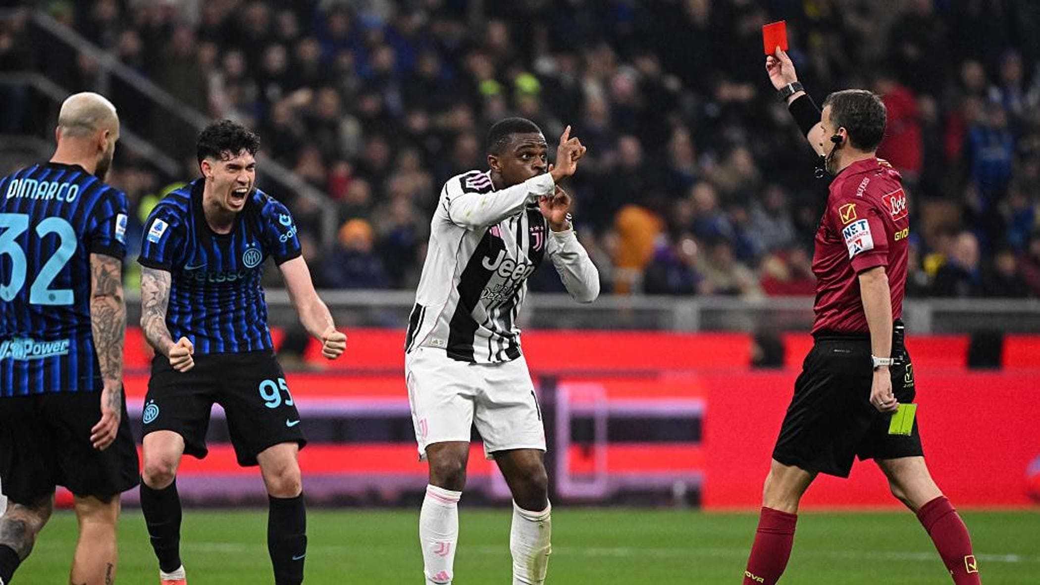 Inter-Juve, l’espulsione assurda di Kalulu che chiede il Var. Ma il regolamento lo vieta