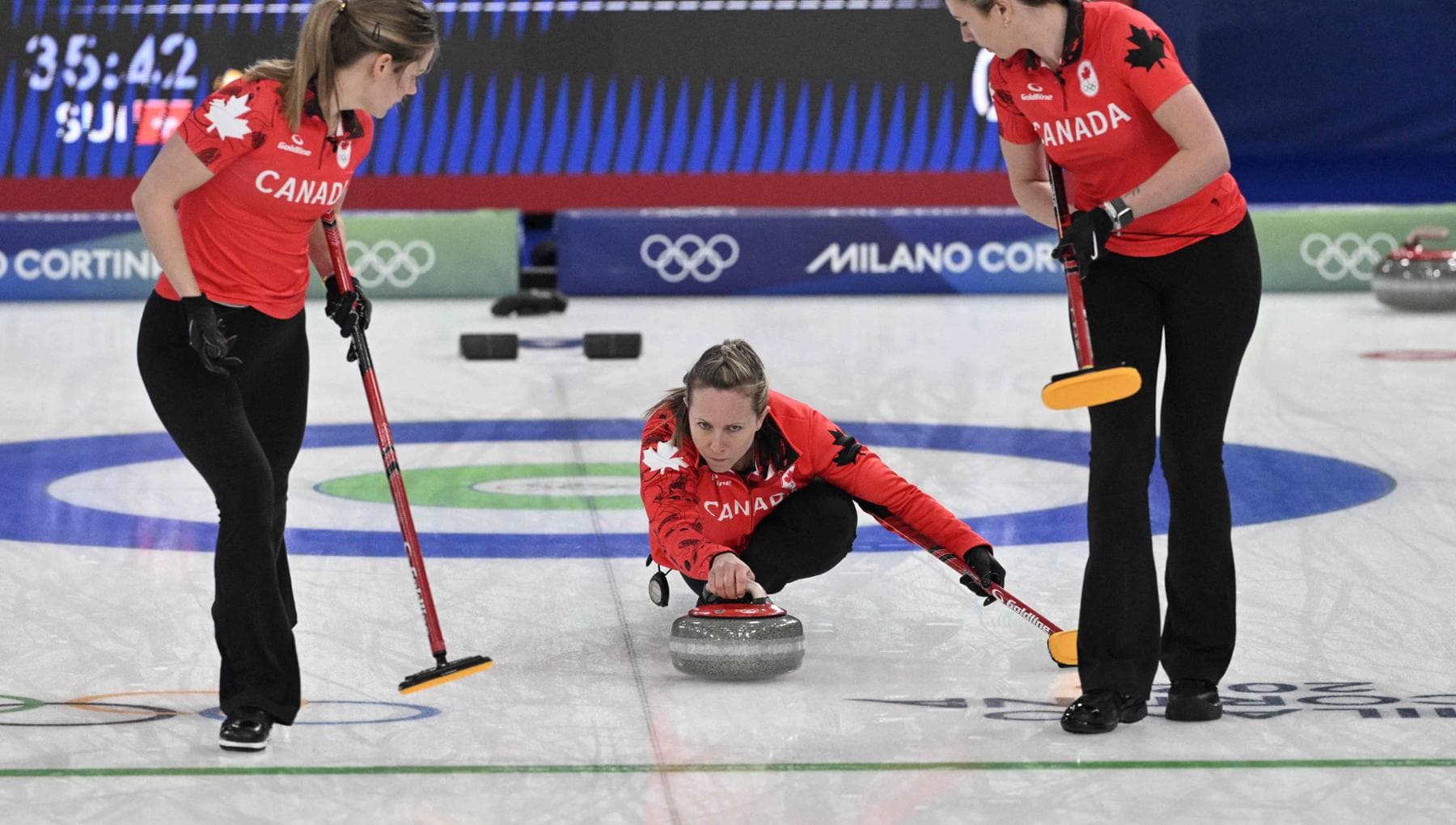 Nuove polemiche arbitrali nel curling. Le canadesi colpevoli di doppio tocco contestano: “Assurdo”