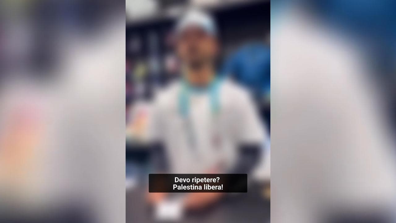 Milano Cortina, tensioni nello store olimpico. Il commesso ai tifosi israeliani: "Palestina libera"
