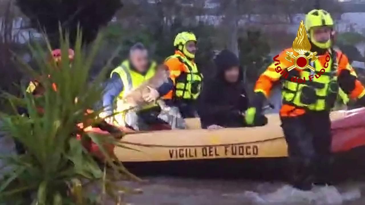 Sardegna sott'acqua, paura per il maltempo: persone salvate con i gommoni, tra cui una neonata