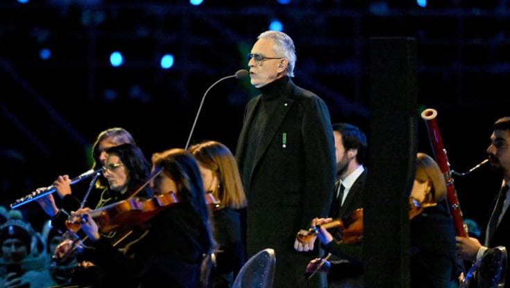 Andrea Bocelli durante l'inaugurazione delle Olimpiadi Milano - Cortina
