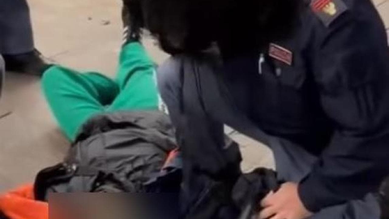 Diarra ucciso a Verona da un agente, Cucchi pubblica il video: "Aveva in mano una posata da tavola"