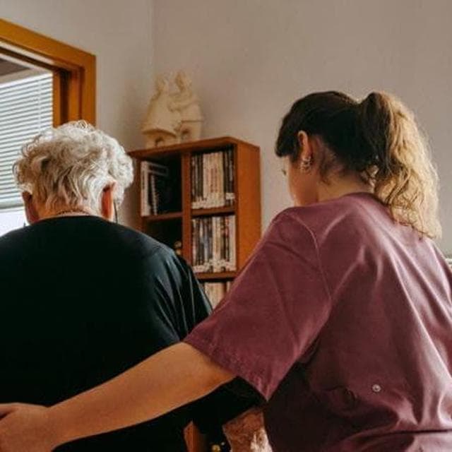 Hizmetçiler, bakıcılar ve bebek bakıcıları: ev hizmetlilerinin katkılarına ilişkin bültenleri durdurun. Nasıl ödeme yapılır?