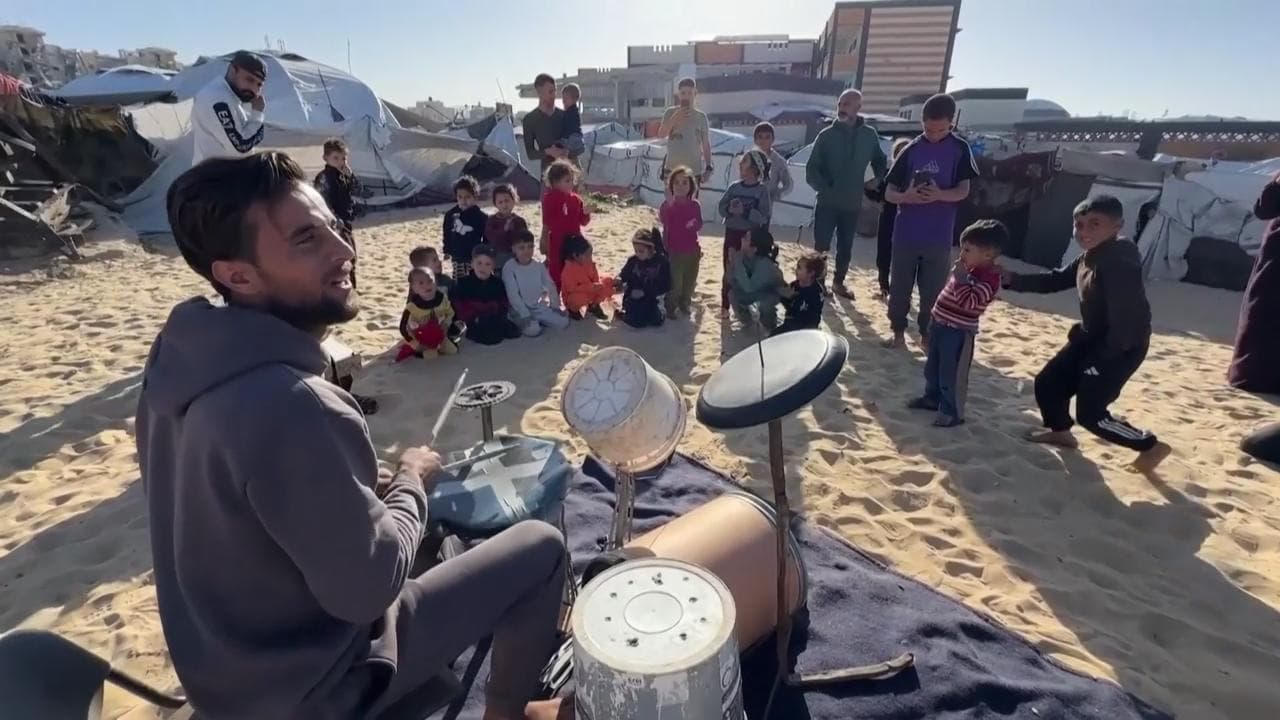 Gaza, suona la batteria fatta con gli scarti: "Sfogo l'energia negativa e creo un momento di gioia"
