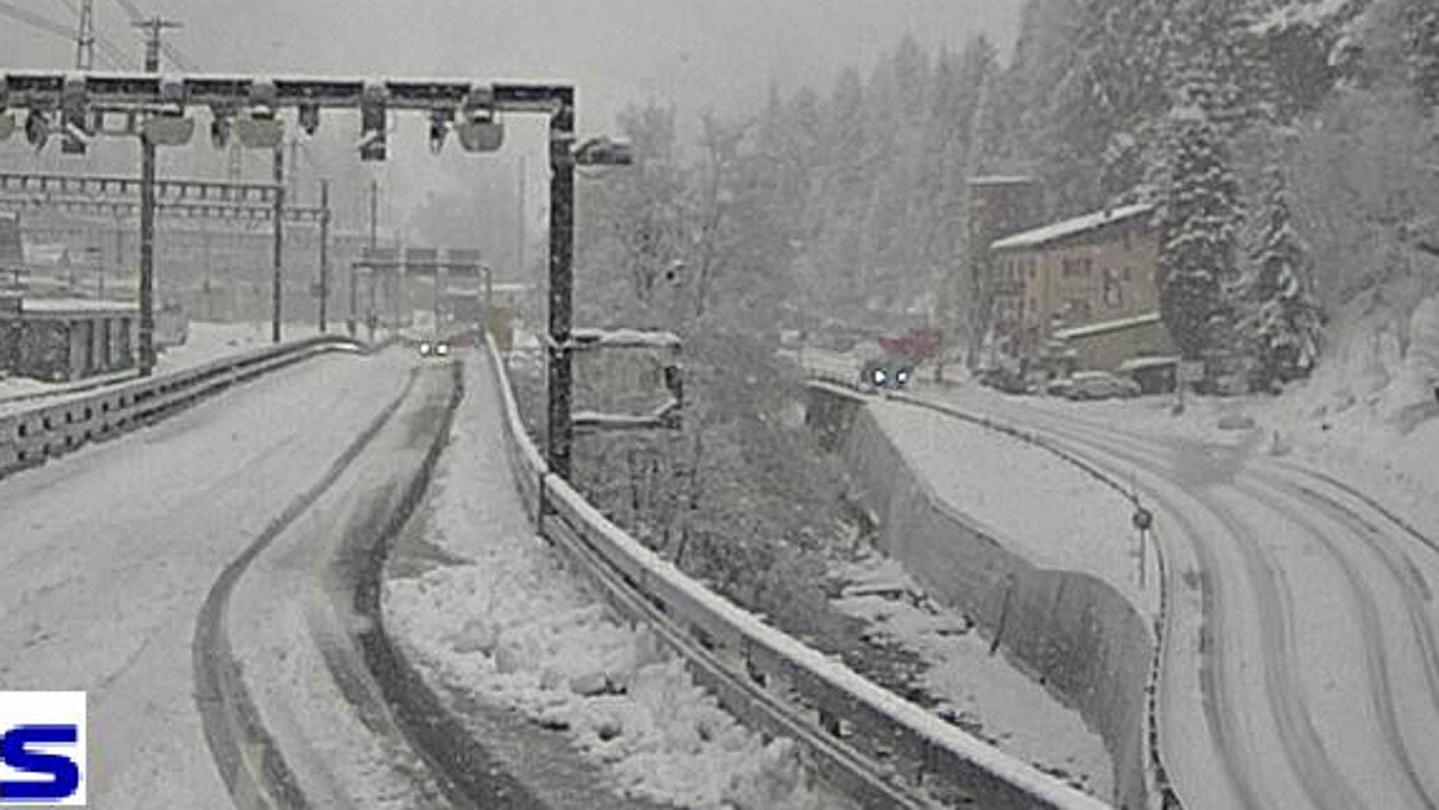 Svizzera, valanga fa deragliare un treno nel Canton Vallese: diversi feriti