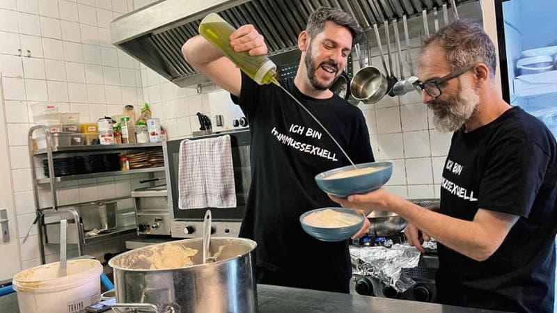 Oz Ben David (a destra), israeliano, è un sionista dichiarato. Jalil Dabit, suo partner in affari, è palestinese di origine ed è uno dei due milioni di arabi con cittadinanza israeliana. 
I due soci hanno fondato Kanaan nel 2015: ora continueranno a lavorare insieme