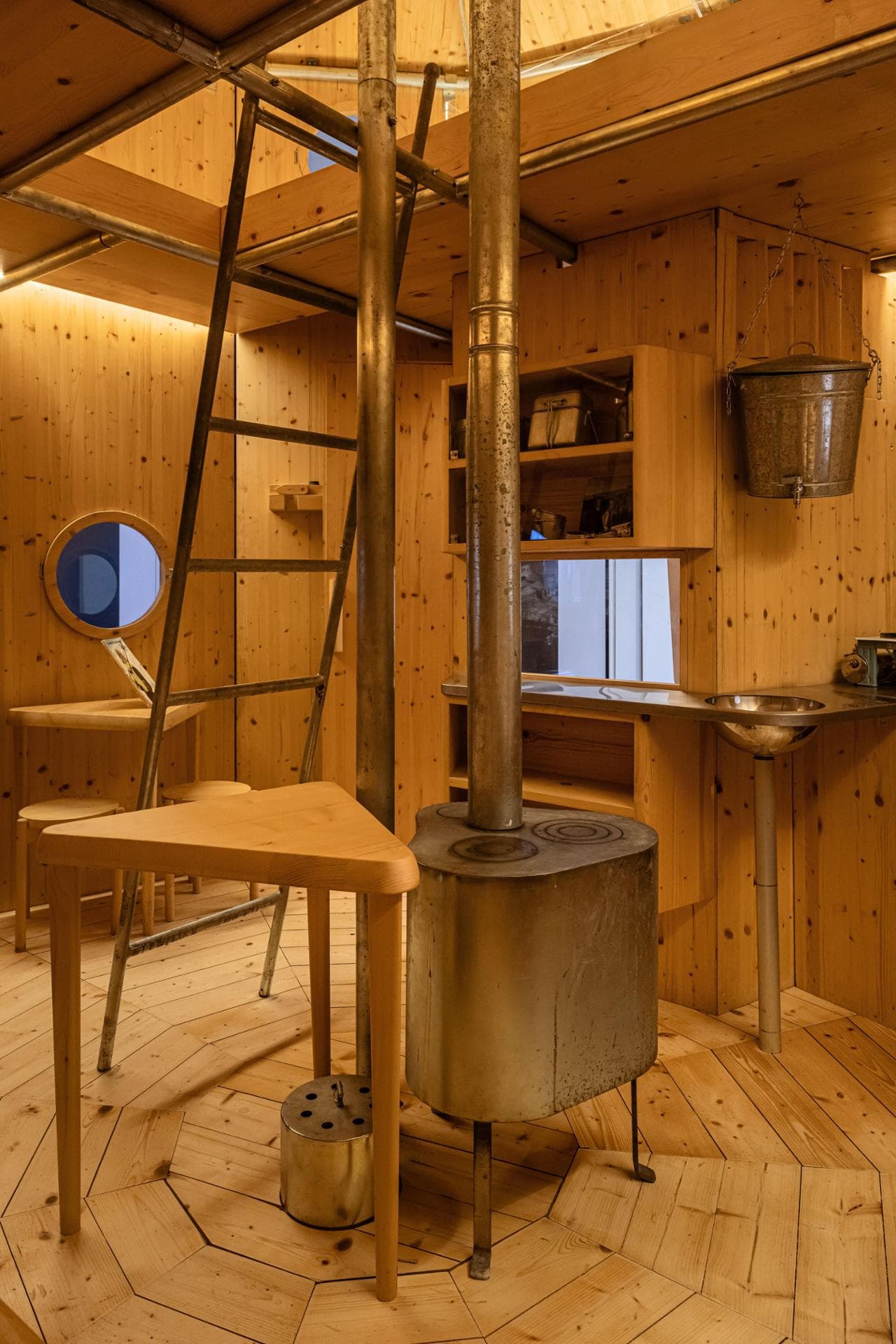 Il legno è protagonista degli interni del Refuge Tonneau (foto Andrea e Filippo Tagliabue - FTfoto, © Triennale Milano)
