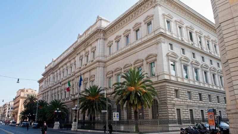 Le Borse di oggi, 16 febbraio. Il debito pubblico sale a 3.095 miliardi. Milano chiude sotto parità