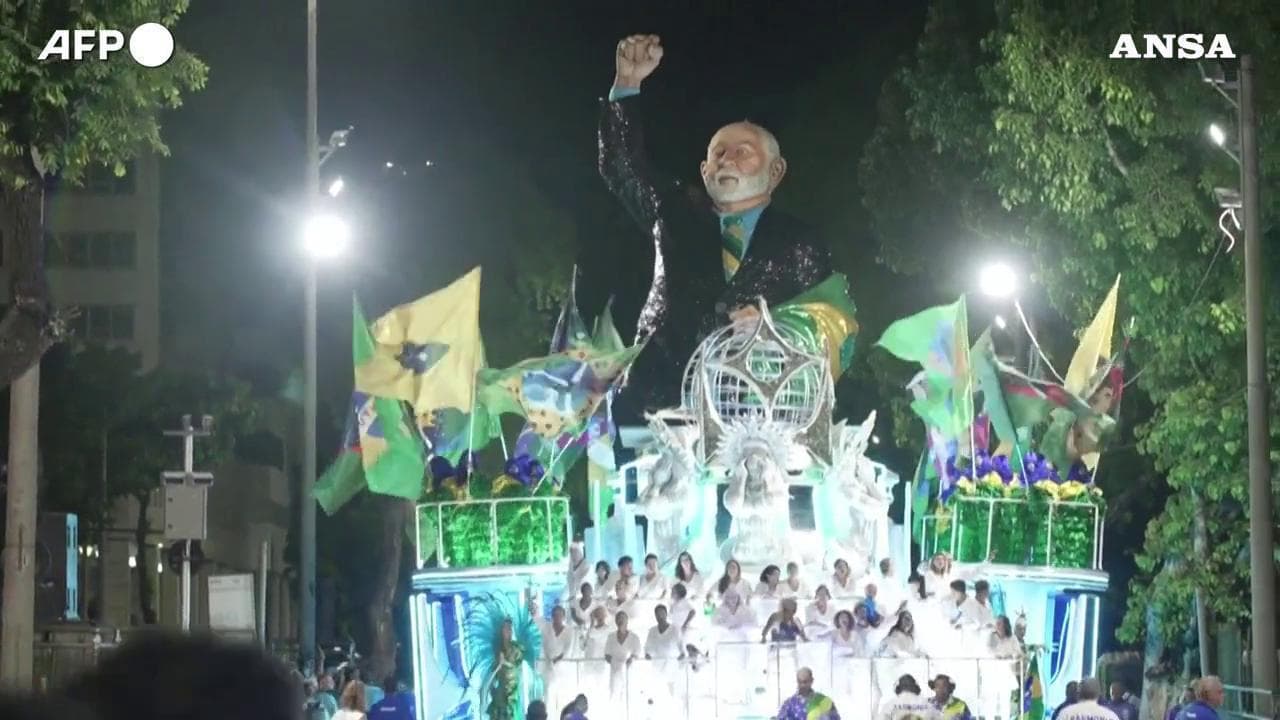 Brasile, il Carnevale di Rio omaggia Lula: alla parata sfila un carro con la statua del presidente