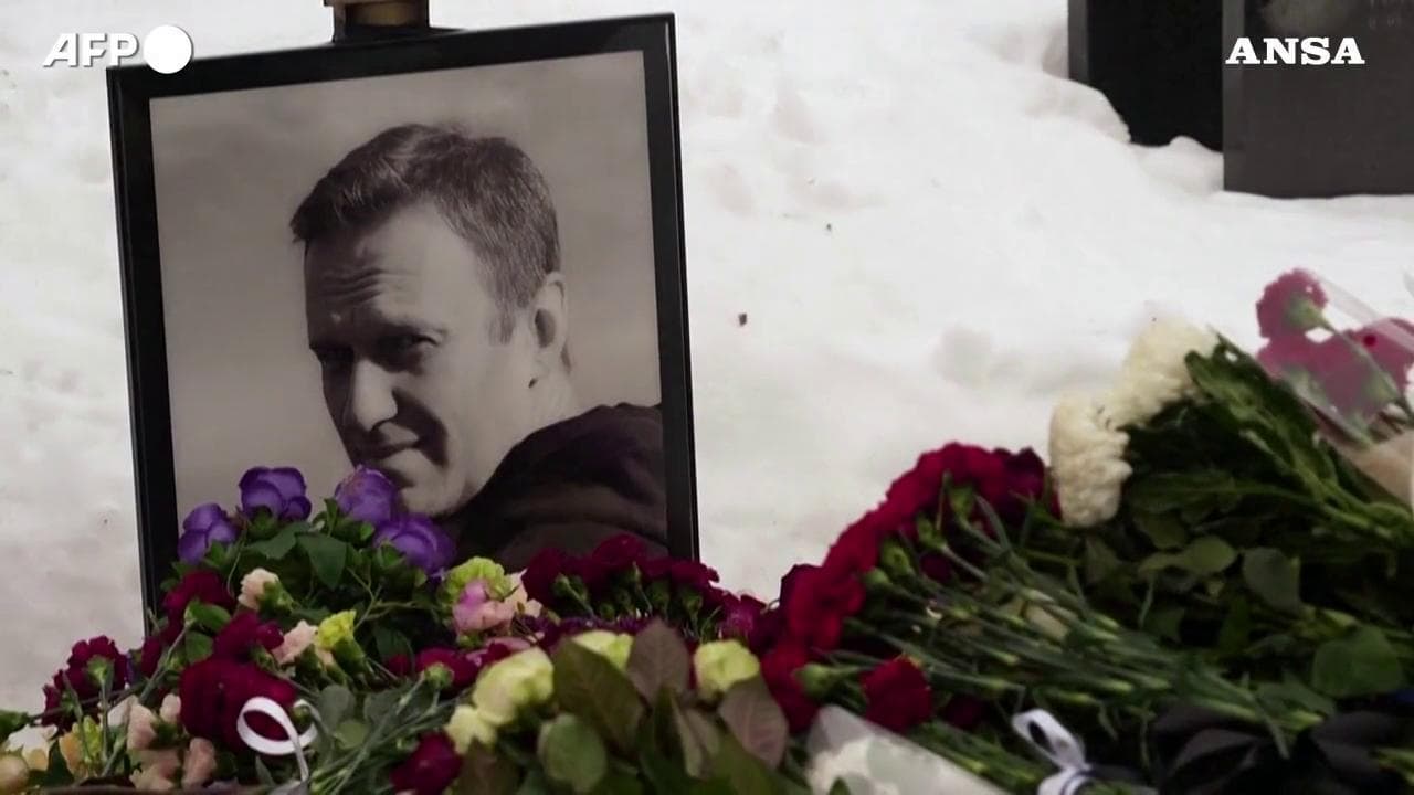 Mosca, fiori e preghiere: l'omaggio sulla tomba di Navalny a due anni dalla sua morte