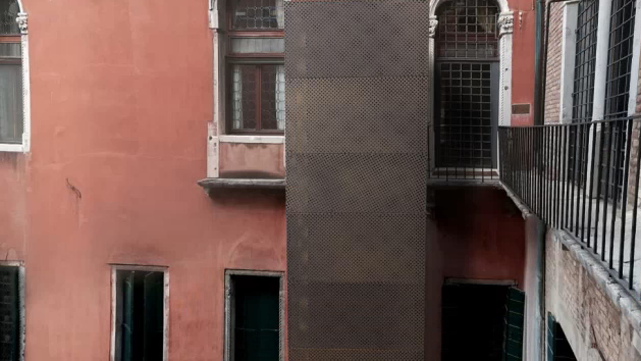 Venezia, i giudici bloccano l’ascensore della discordia nel palazzo storico in cui ha casa Fiorello