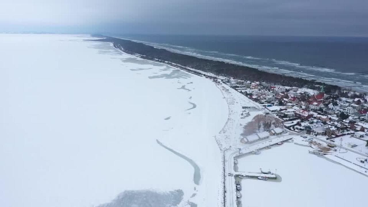 Maltempo in Polonia, il ghiaccio "paralizza" i porti della penisola di Hel