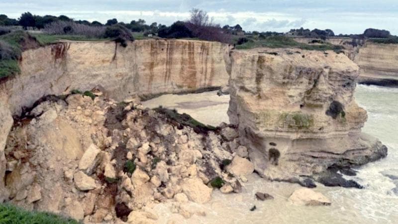 Melendugno, l'arco dei Faraglioni di Sant' Andrea sbriciolato per il maltempo
