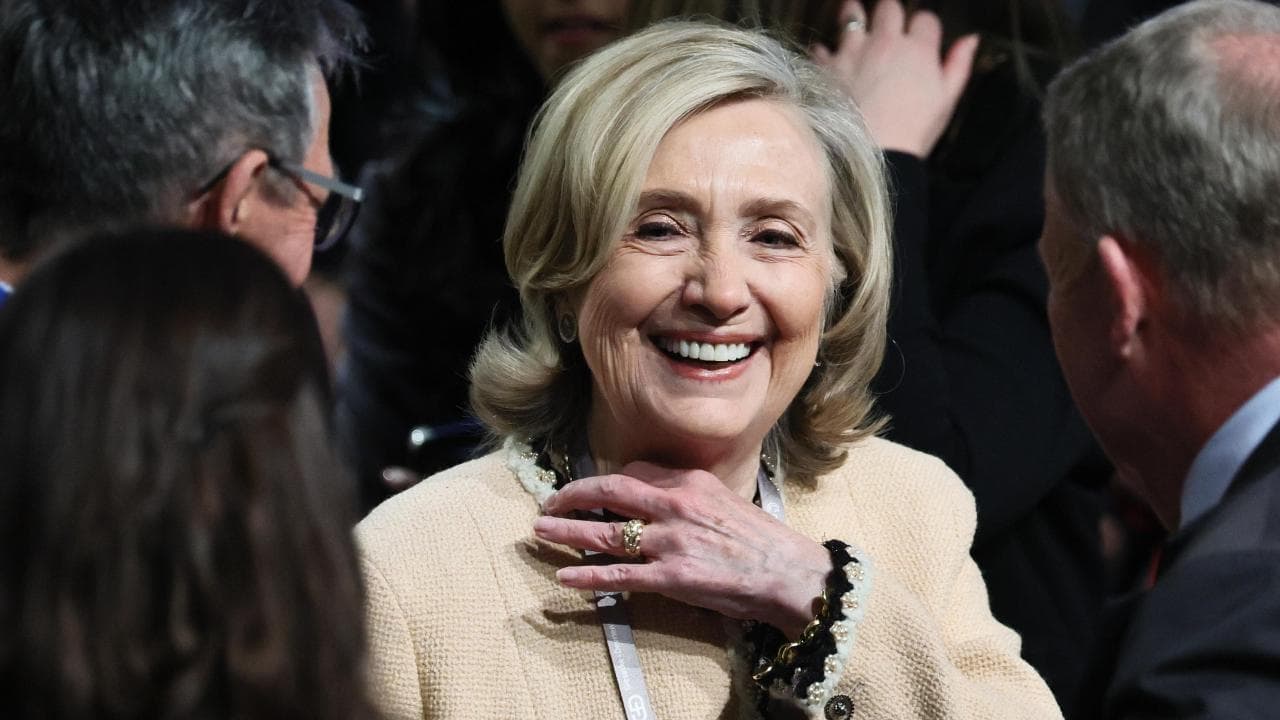 Epstein files, Clinton: "Informazioni orribili anche sul piano per rovesciare Papa Francesco con Bannon"
