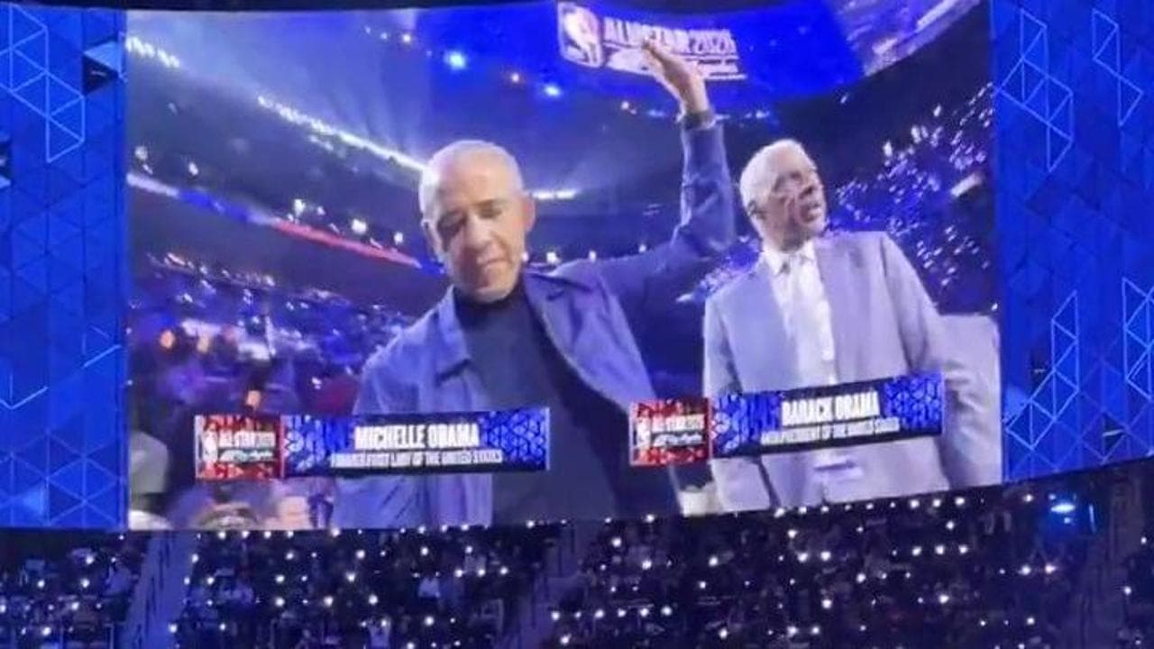 Nba, Obama inquadrato all'All Star Game di Los Angeles: boato sugli spalti, scatta l'ovazione