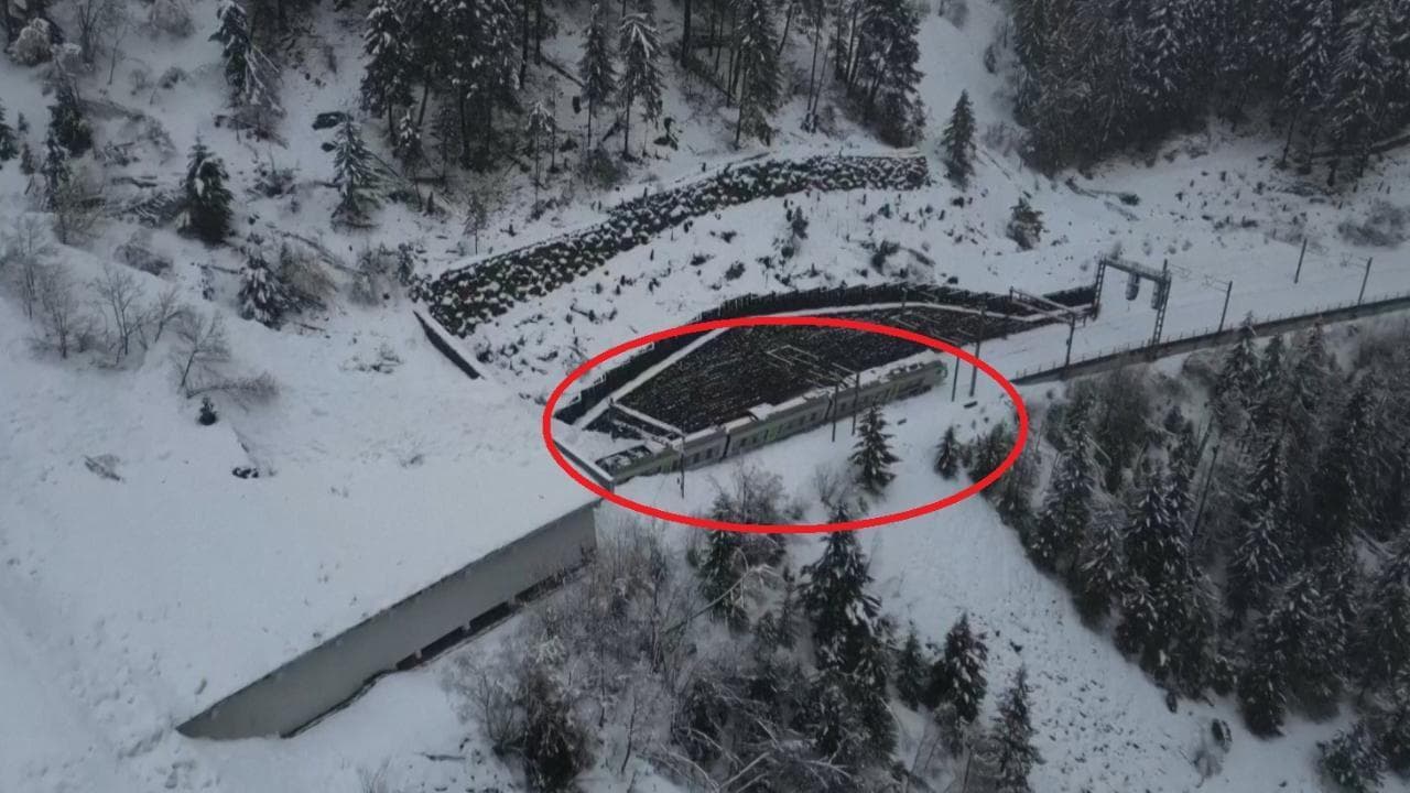 Svizzera, valanga nel Vallese: il treno deragliato visto dall'alto, le riprese aeree sul disastro