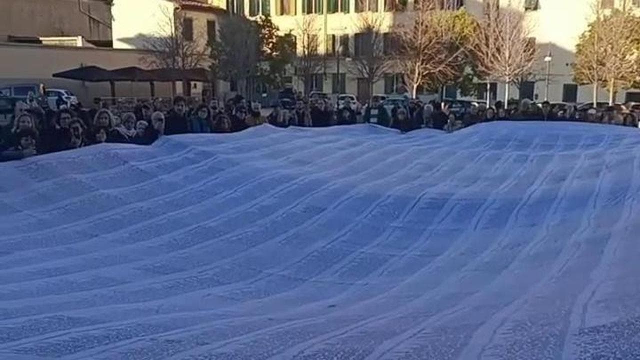 Un enorme sudario con i nomi di 18 mila bimbi uccisi a Gaza e un canto nelle piazze di tutta Italia