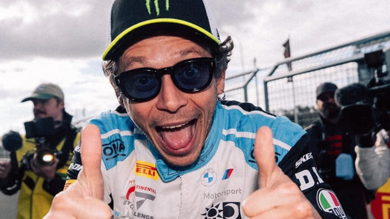 Valentino Rossi rischia di essere colpito da un canguro in gara in Australia. Mies distrugge l’auto
