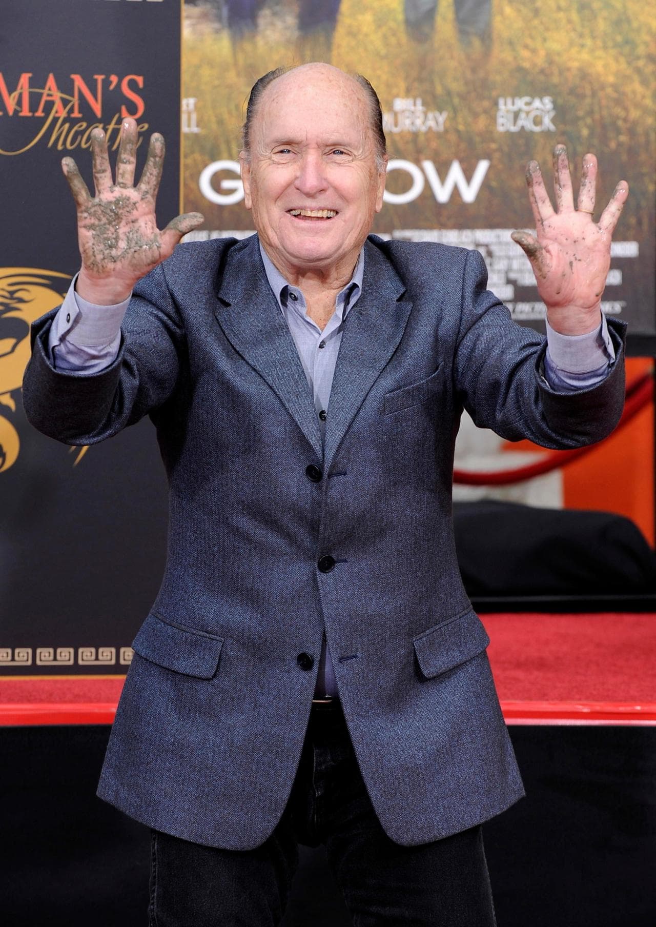 L'attore mostra le mani dopo aver lasciato le proprie impronte davanti al Grauman's Chinese Theatre di Hollywood, nel 2011